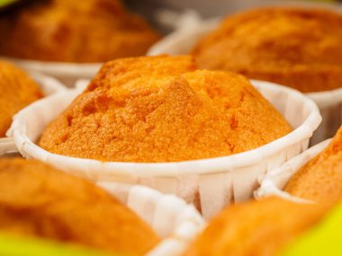 Vanilyalı kek, kağıt cupcake tutucu, seçici odak. Yakın çekim fotoğraf kutusunda dekore edilmiş ev yapımı cupcakes. Gluten ücretsiz badem unu muffin.