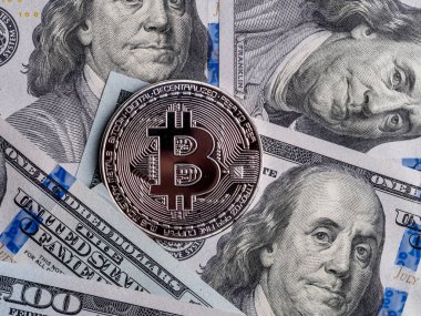 Bitcoin ve banknot dolar. Bir dolar için Exchange bitcoin. Dünya çapında cryptocurrency ve dijital ödeme sistemi için kavramsal görüntü. Yeni sanal para.