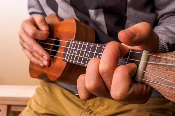 Gros Plan Jeunes Hommes Mains Jouant Guitare Acoustique Ukulele — Photo