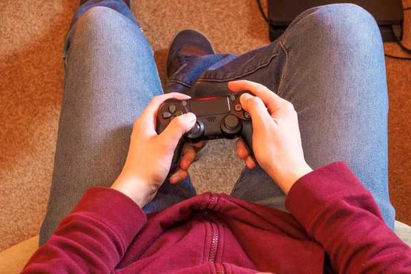 特写青少年手玩电子游戏 男性手持 Ps4 控制器 — 图库照片