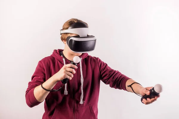 Jonge Mannelijke Model Zoek Virtual Reality Headset Met Handbediende Controllers — Stockfoto