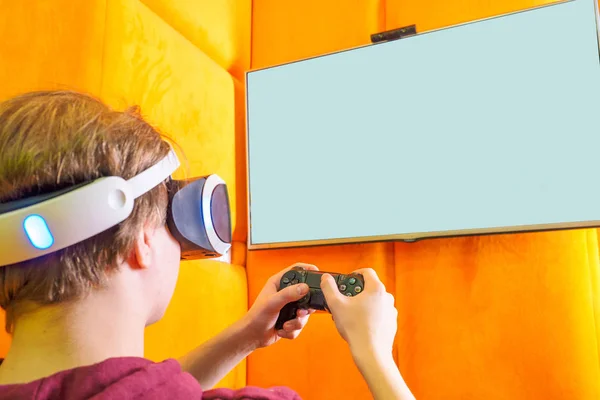 Teenager Beim Videospiel Leerer Weißer Bildschirm Platz Für Ihre Anlage — Stockfoto
