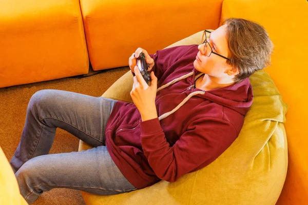 Σύνολο Νεαρός Έφηβος Παίζει Video Game Ανθρώπινη Αντίδραση Του Προσώπου — Φωτογραφία Αρχείου