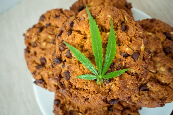 Ízletes Házi Készítésű Csokoládé Chip Cookie Kat Kannabisz Cbd Levél — Stock Fotó