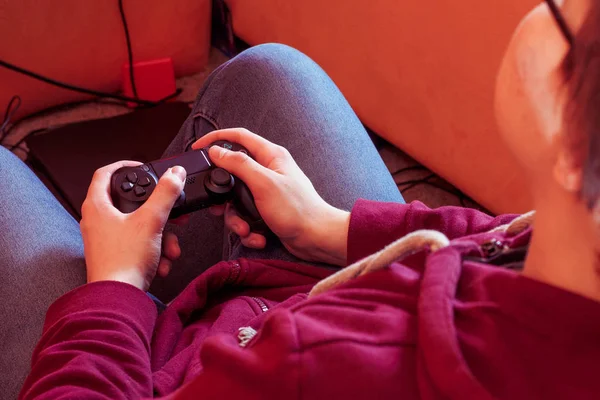 Närbild Tonåringen Händer Spelar Videospel Manliga Händer Som Håller Ps4 — Stockfoto