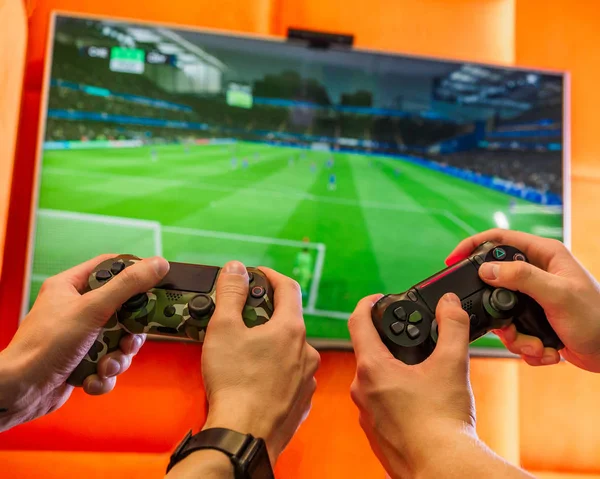 Due Ragazzi Stanno Divertendo Giocare Videogiochi Sulla Console Due Mani — Foto Stock