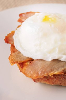 Kahvaltı Yumurta Benedict - tost İngilizce muffins, pastırma, jambon, haşlanmış yumurta, otlar ve lezzetli tereyağı hollandaise sosu olduğunu. 