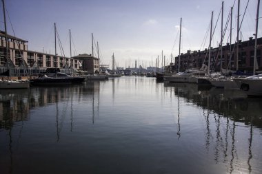 Yelkenli harbor, birçok güzel Yelkenli Yatlar liman, modern su taşıma, yaz aylarında tatil, lüks yaşam tarzı ve zenginlik kavram içinde demirleyen