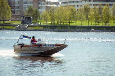 hızlı motorlu tekne yüzen Nehri şehrin arka planı üzerinde.