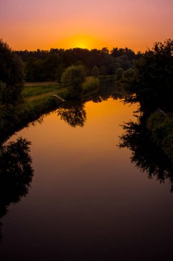 Güzel gün batımı Nehri üzerinde. İtalya. Lombardi.