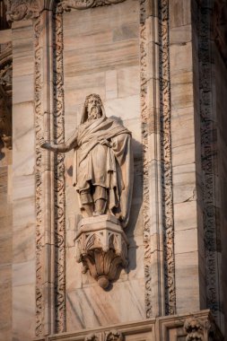 Gotik mimari parça Milan Katedrali (Duomo di Milano, 1386), İsa'nın Doğuşu (Santa Maria Nascente) St Mary için adanmış. Milano, İtalya.