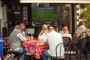 Chelyabinsk, Rusya Federasyonu - 17 Temmuz 2017: Futbol maçı Cenova, İtalya geleneksel İtalyan açık restoranda kişi izledi.