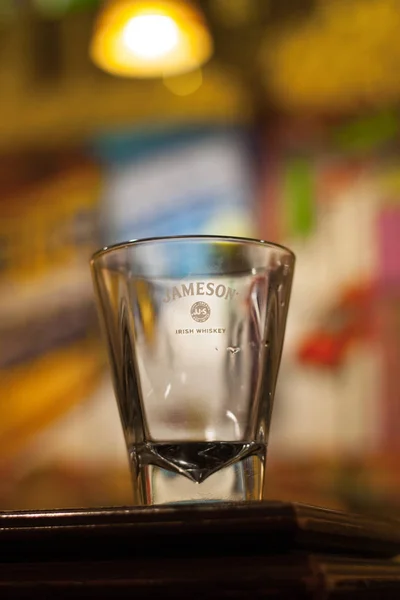 Transparant Helder Whisky Glas Jameson Wazige Achtergrond — Stockfoto