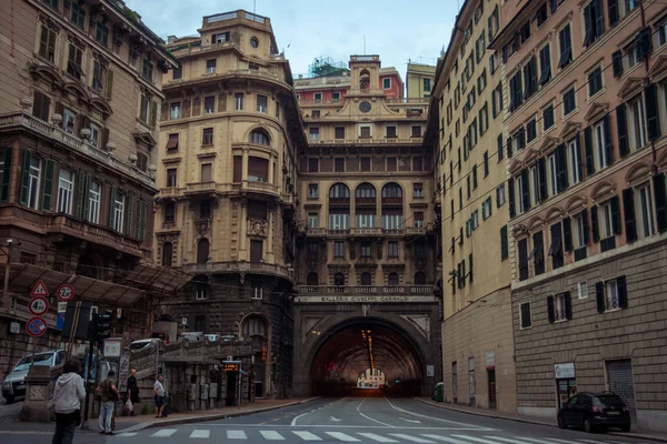 Pedestres Veículos Que Passam Pelo Túnel Galleria Garibaldi Que Liga — Fotografia de Stock
