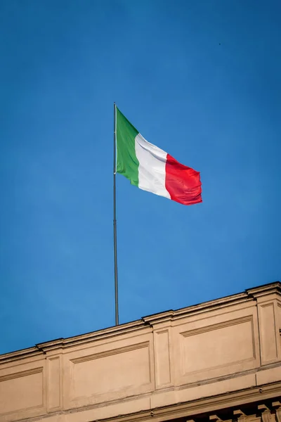 Italienska Flaggan Vinden Sky — Stockfoto