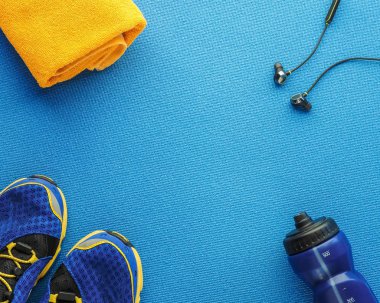 Spor ekipmanları düz döşeme kompozisyon, koşu ayakkabıları, sarı çekici