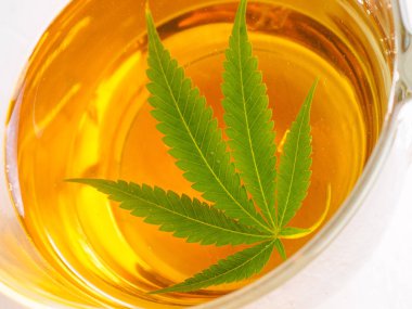 Tatlı kurabiyeli kahvaltı. marihuana ile çay. Kenevir yaprağı 