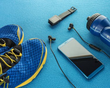 Spor ekipmanları düz döşeme kompozisyon, koşu ayakkabıları, akıllı telefon