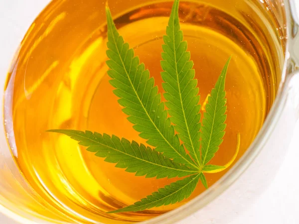 Tatlı kurabiyeli kahvaltı. marihuana ile çay. Kenevir yaprağı 