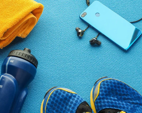 Sportovní vybavení ploché složení, běžící obuv, žlutý koudel — Stock fotografie