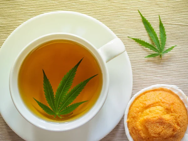 Petit déjeuner avec biscuits sucrés. thé avec de la marijuana. Feuille de cannabis — Photo