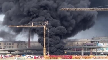 araba ile köprüde yolda siyah duman ile yangın video 