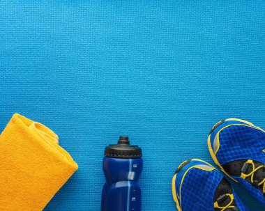 Spor ekipmanları düz döşeme kompozisyon, koşu ayakkabıları, sarı çekici