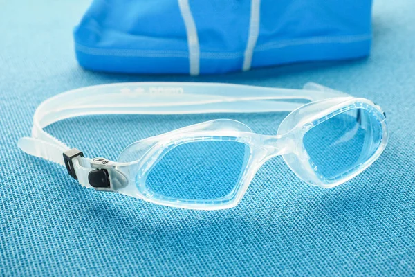 Ploché složení s brýlemi a plaveckým uzávěrem a vybavením — Stock fotografie