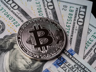 Kripto Bitcoin ve dolar ile arka plan. Sembolik bir sikke 