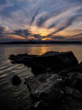 Gün batımı sırasında gölün güzel manzarası. Dramatik ve resims
