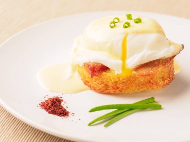 Kahvaltı Eggs Benedict-Ingiliz muffins, domuz pastırması, jambon kızarmış