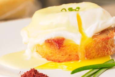 Kahvaltı Eggs Benedict-Ingiliz muffins, domuz pastırması, jambon kızarmış