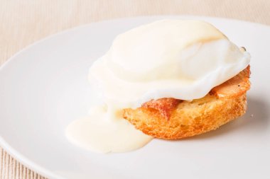 Kahvaltı Eggs Benedict-Ingiliz muffins, domuz pastırması, jambon kızarmış