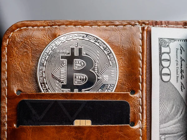 Популярна криптовалюта у шкіряному гаманці. Срібна монета «біско» — стокове фото