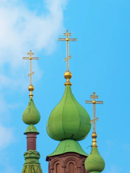 Haçlı Ortodoks Katedrali yakın çekim. haç ile çatı — Stok fotoğraf
