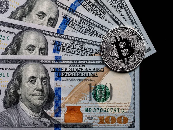 Фон з крипто-Bitcoin і доларами. Символічні монети — стокове фото