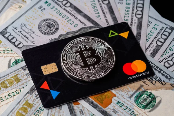 Zilveren bitcoin met creditcard op de top van dollars bankbiljet ACHTERG — Stockfoto