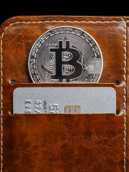 Populär kryptovaluta i läder plånbok. Silvermynt med bitco — Stockfoto