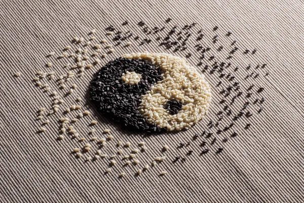Sésamo de semillas blanco y negro. Signo de Yin Yang. Concepto sano eati —  Fotos de Stock
