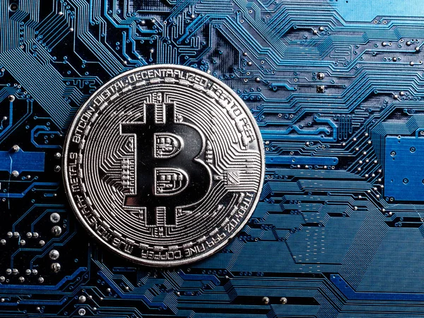 Concepto de Bitcoin Mining. Una moneda física. Moneda digital . — Foto de Stock