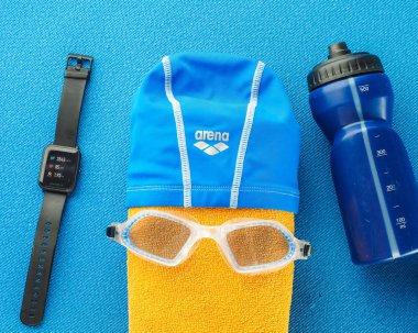 Mavi b üzerinde yüzme havuzu için ekipman ile düz yatıyordu kompozisyon