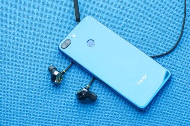 kablosuz kulaklık ile modern akıllı telefon sapiforovo mavi. Yüksek