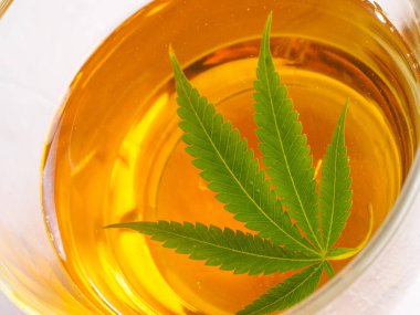 Tatlı kurabiyeli kahvaltı. marihuana ile çay. Kenevir yaprağı 