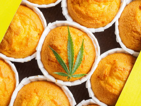 Mini muffins à la cannelle fraîchement cuits avec du cannabis et des bourgeons de ma — Photo