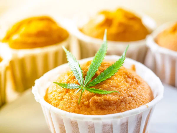 Délicieux muffins à la cannelle maison avec feuille de marijuana ga — Photo