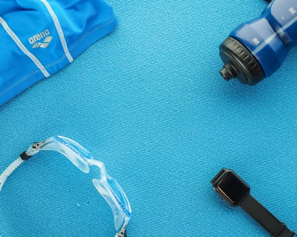 파란색 b에 수영장 을위한 장비와 플랫 평신도 조성물 — 스톡 사진