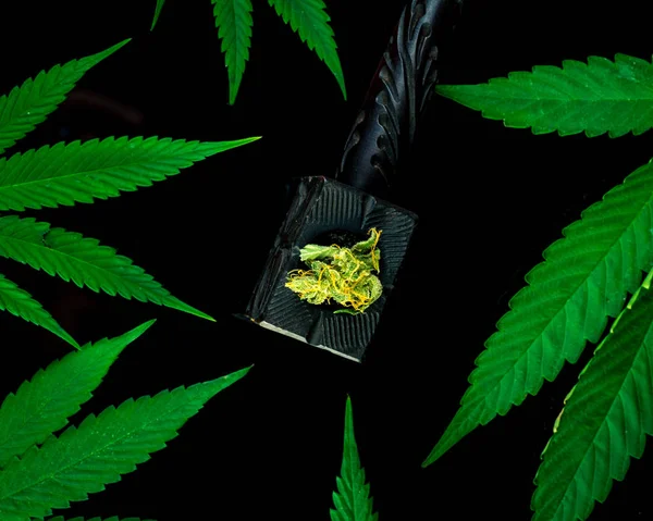 Dohány cső és a marihuána levelei, fogalma kannabisz kender — Stock Fotó