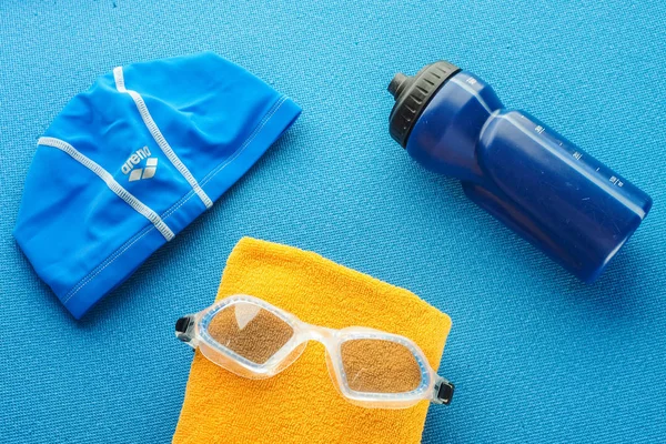 Mavi b üzerinde yüzme havuzu için ekipman ile düz yatıyordu kompozisyon