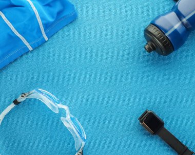 Mavi b üzerinde yüzme havuzu için ekipman ile düz yatıyordu kompozisyon