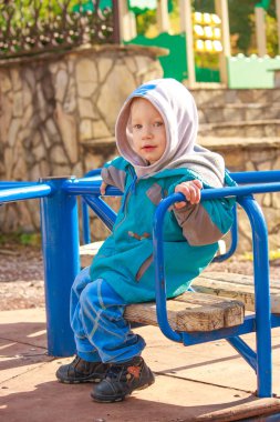 Sevimli 3 yaşındaki çocuk heyecanla oyun açık havada bir COO üzerinde oynuyor